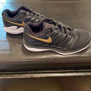 Wmns Air Zoom Vapor X ‘Black Metallic Gold’